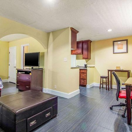 Rodeway Inn & Suites Houston Near Medical Center Bagian luar foto