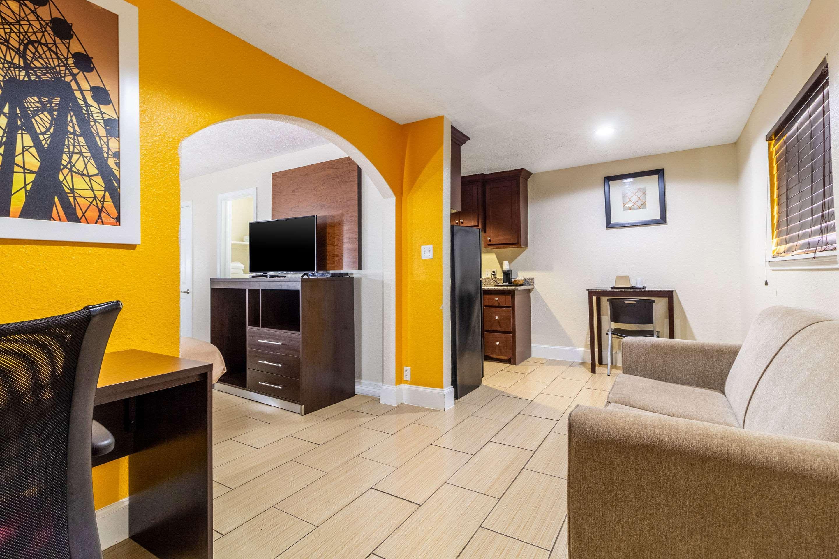 Rodeway Inn & Suites Houston Near Medical Center Bagian luar foto