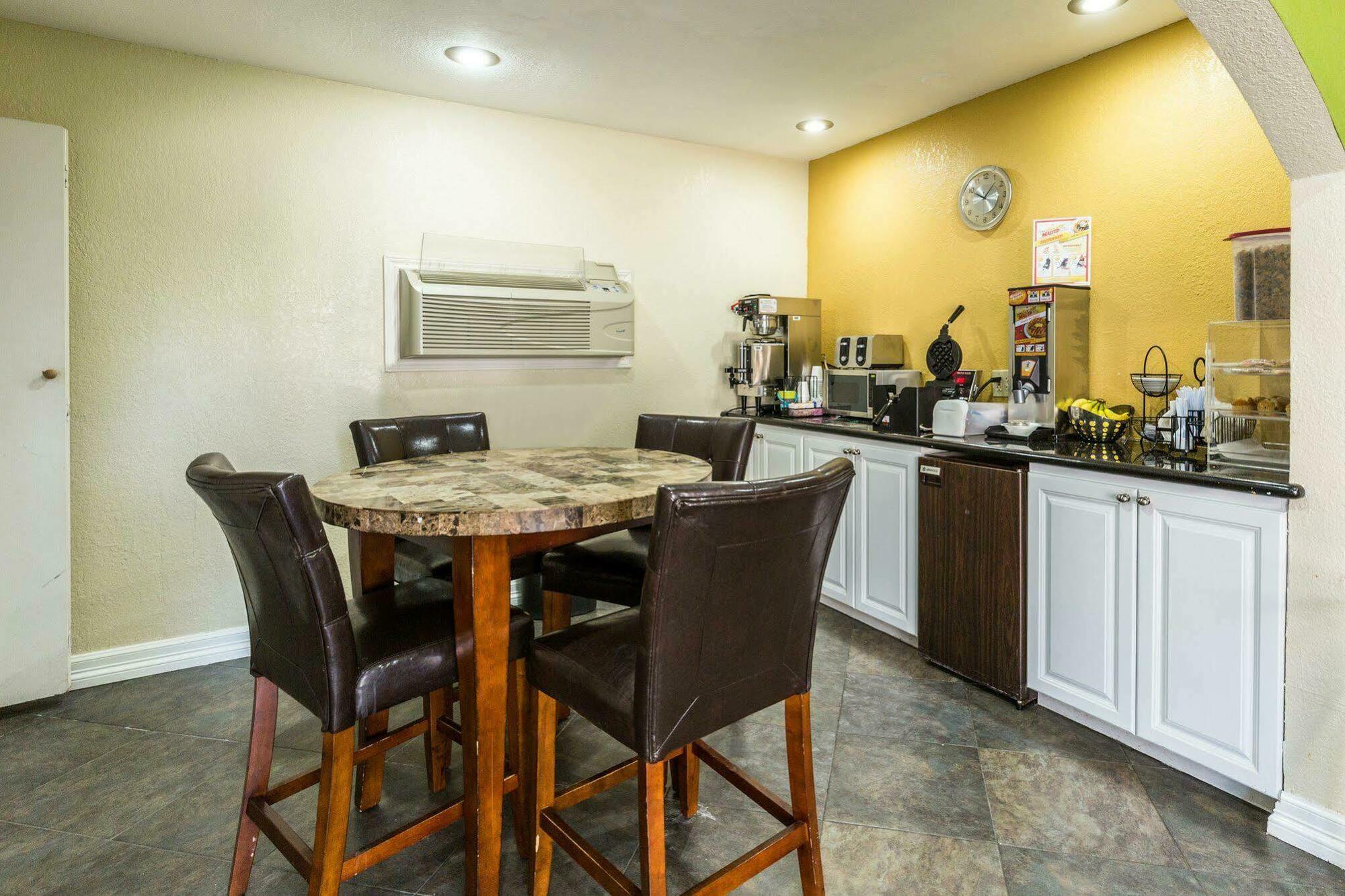 Rodeway Inn & Suites Houston Near Medical Center Bagian luar foto