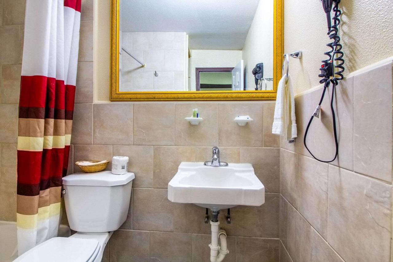 Rodeway Inn & Suites Houston Near Medical Center Bagian luar foto